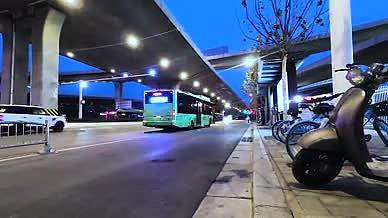 大气震撼实拍城市夜晚公交车站人流车流延时视频的预览图